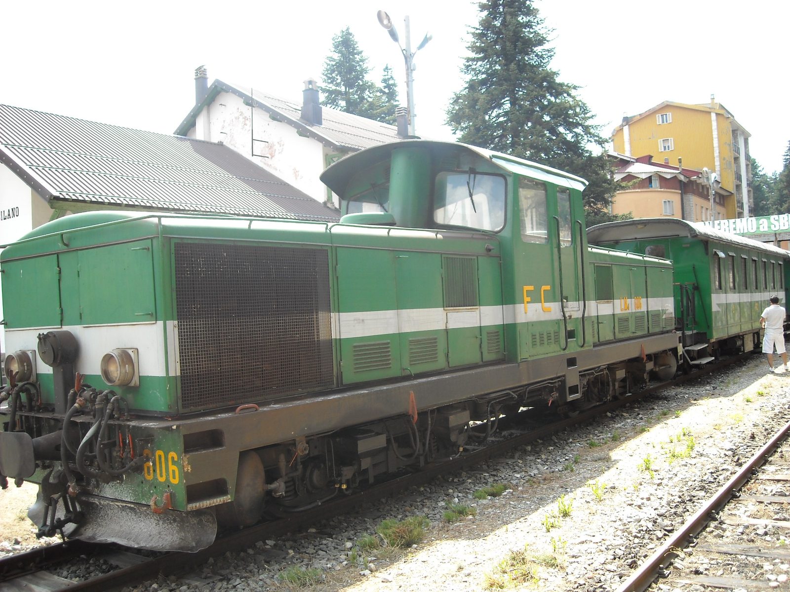 Un convoglio delle Ferrovie della Calabria alla stazione di Camigliatello Silano